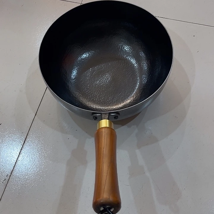 皎***熟铁26奶锅微瑕特价不退不换