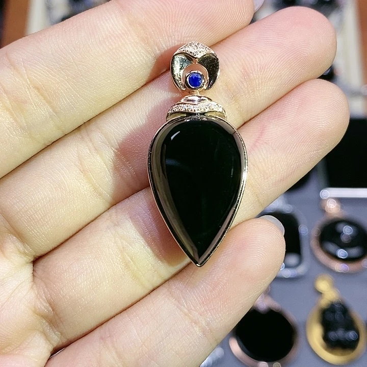 颈饰18K金镶嵌翡翠