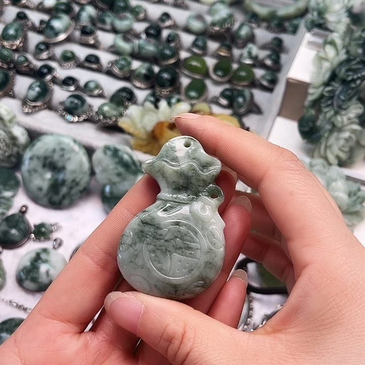 透闪石-蛇纹石玉颈饰未镶嵌