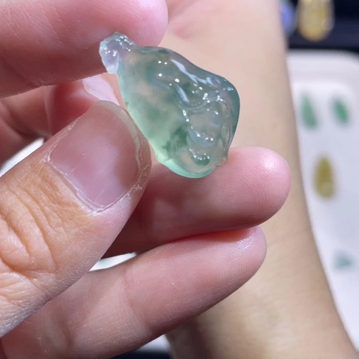 翡翠未镶嵌颈饰玉兰花