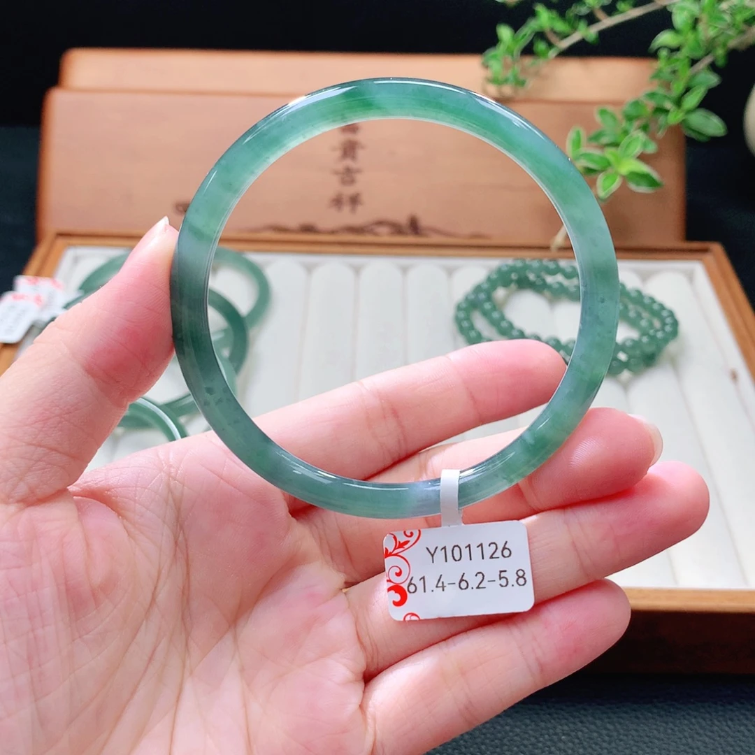 未镶嵌手镯（圆镯）翡翠