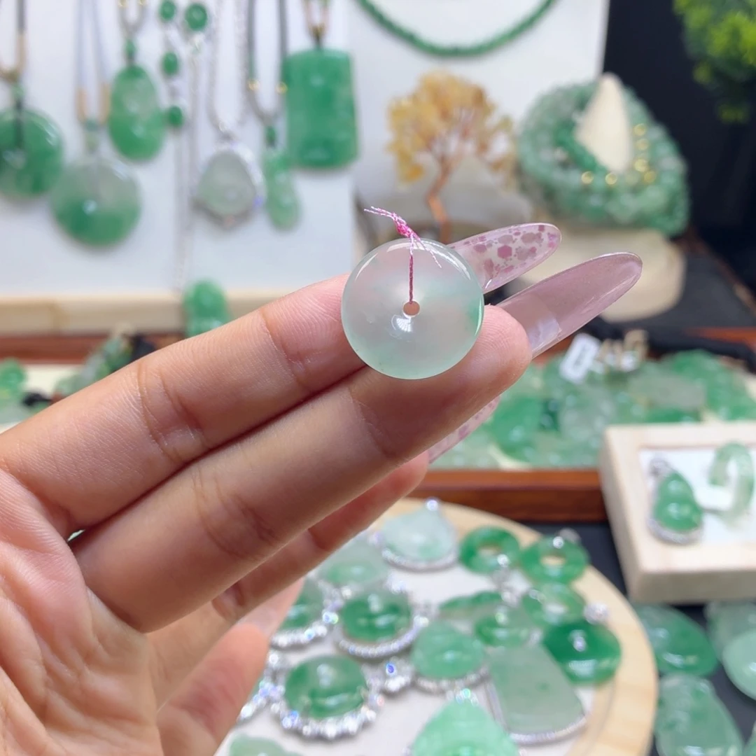 石英质玉（非洲翠）未镶嵌颈饰平安扣