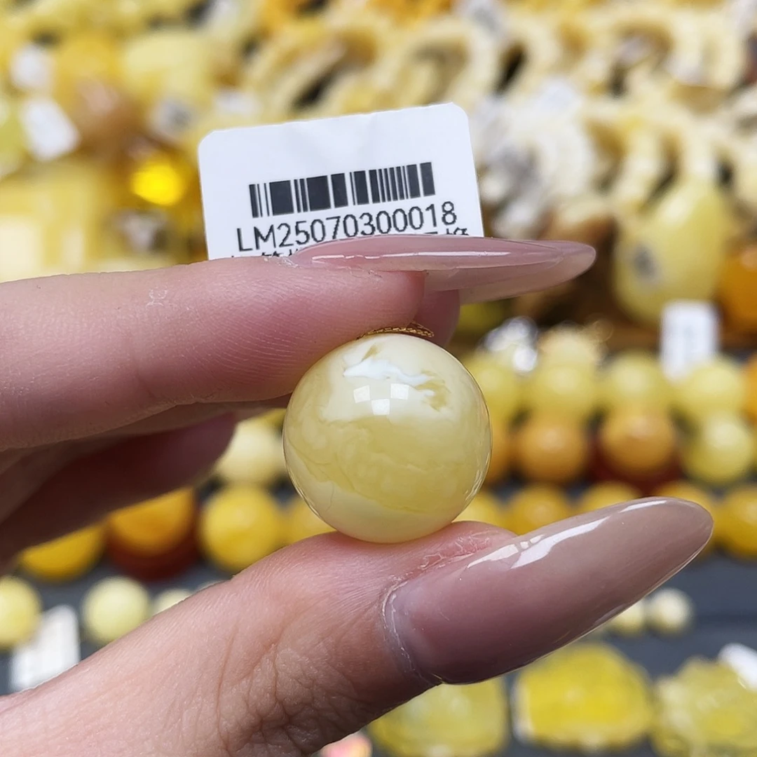 琥珀未镶嵌裸石17.5mm飘瓷白圆珠 瑕