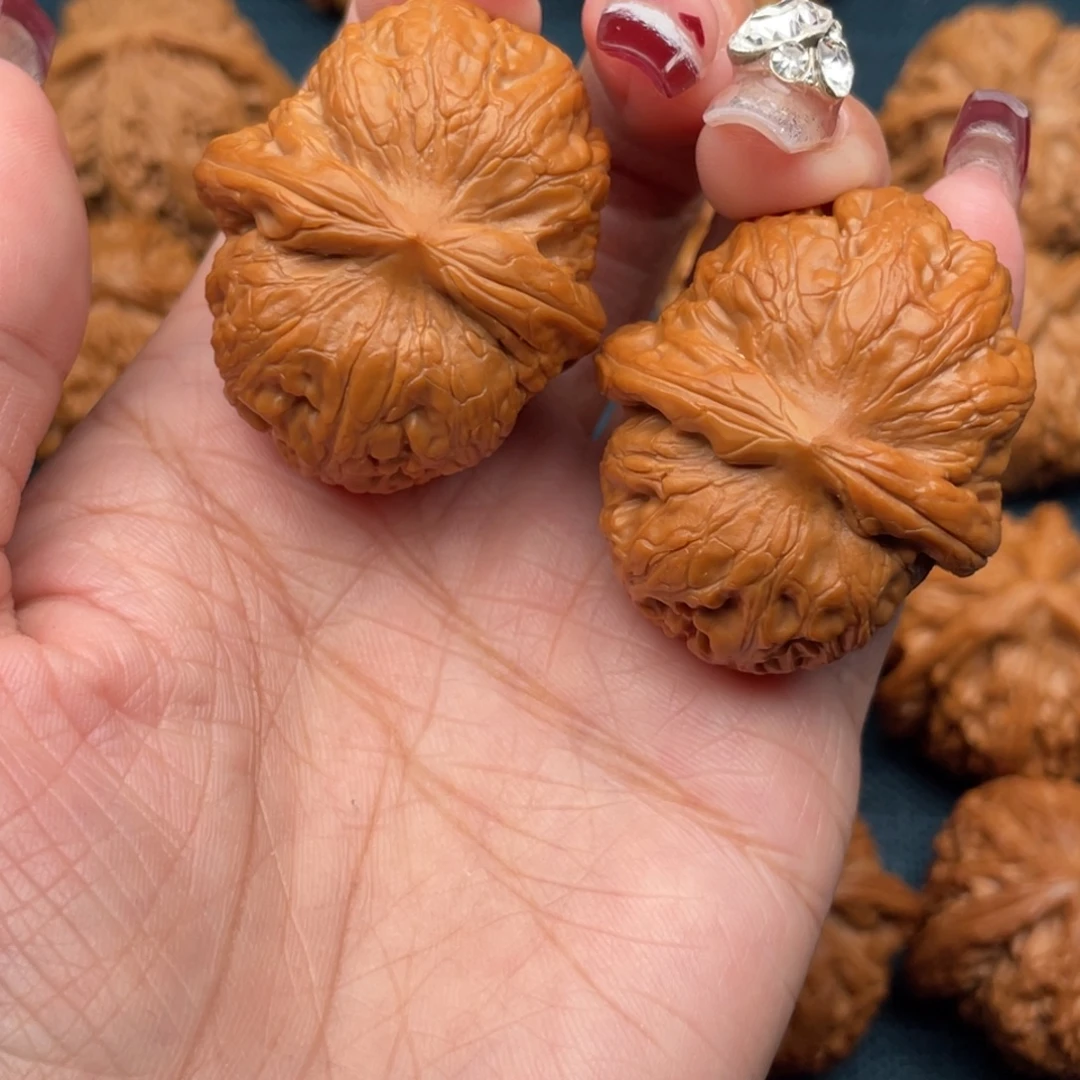 文玩核桃吊坠41红皮元宝。