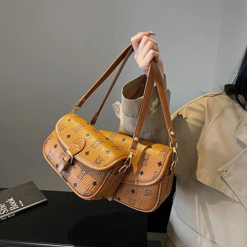 【磁扣便捷开合】小熊新款潮流百搭时尚高级单肩斜挎女包 【DAO8867】