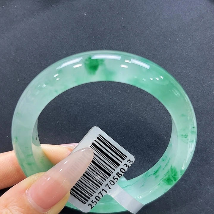 *****未镶嵌手镯石英质玉（非洲翠）