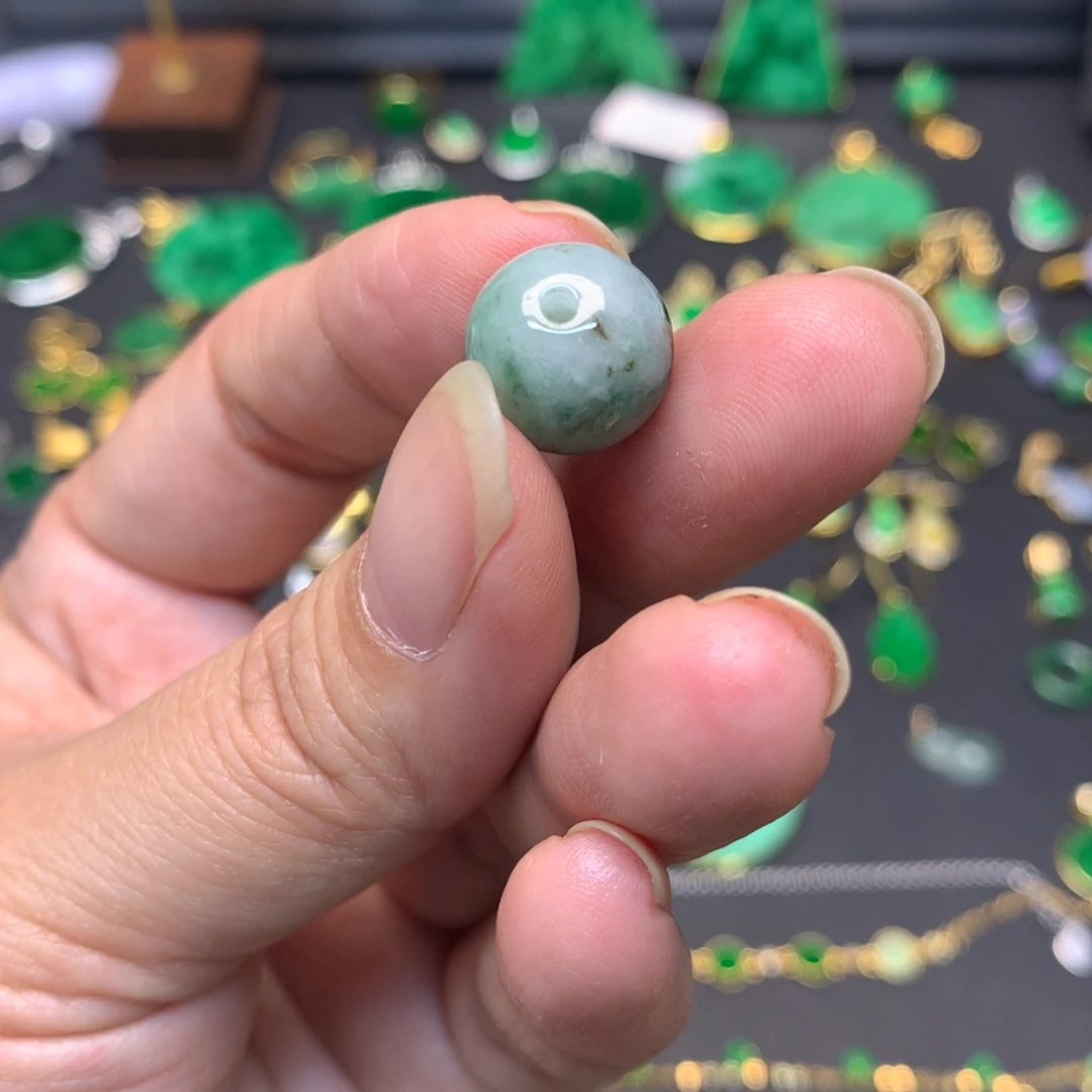 翡翠未镶嵌颈饰有纹