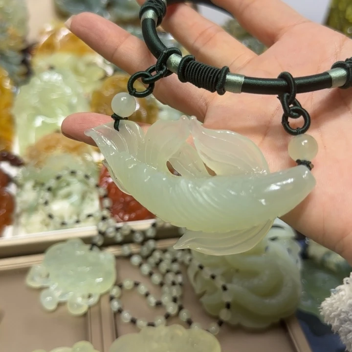 蛇纹石玉吊坠未镶嵌