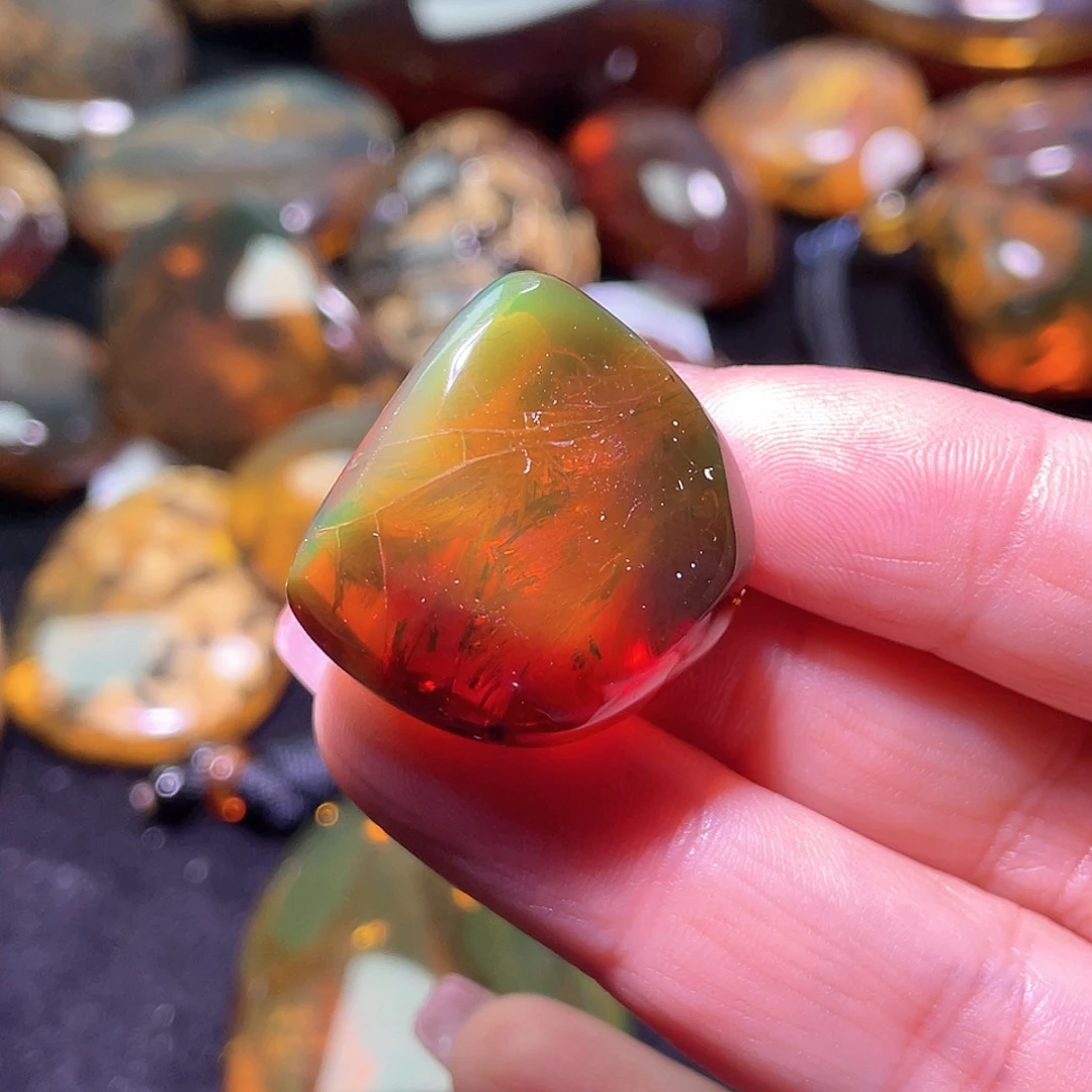 琥珀裸石未镶嵌。