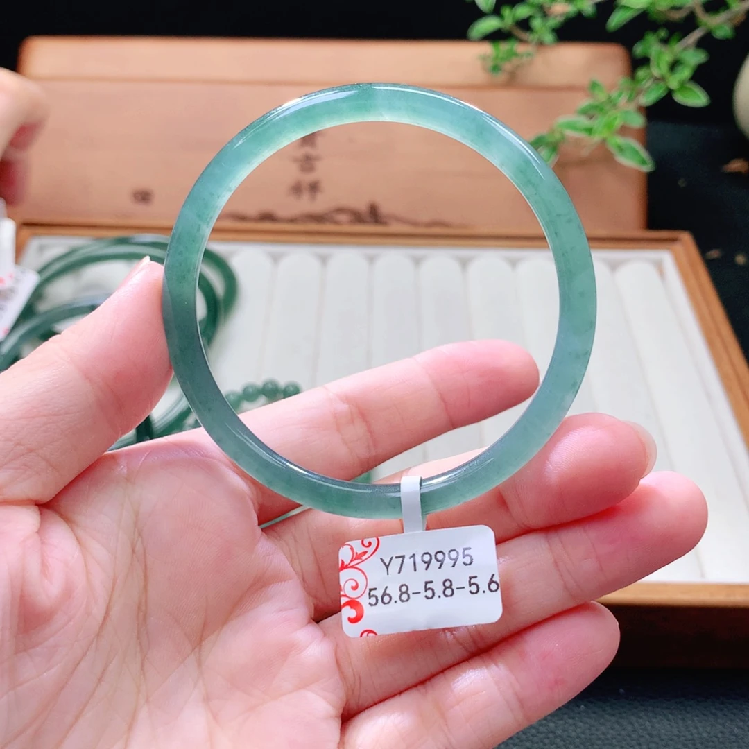 翡翠未镶嵌手镯（圆镯）