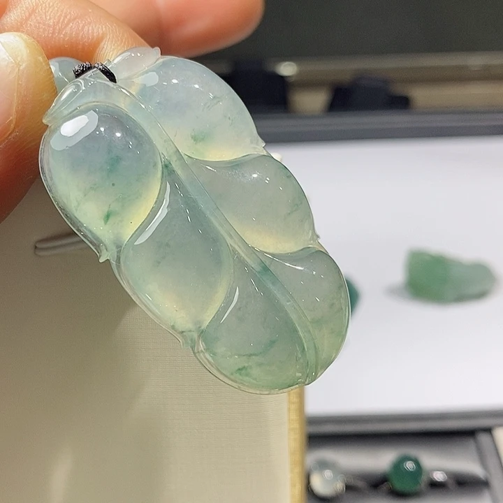 翡翠未镶嵌颈饰五****?叶子