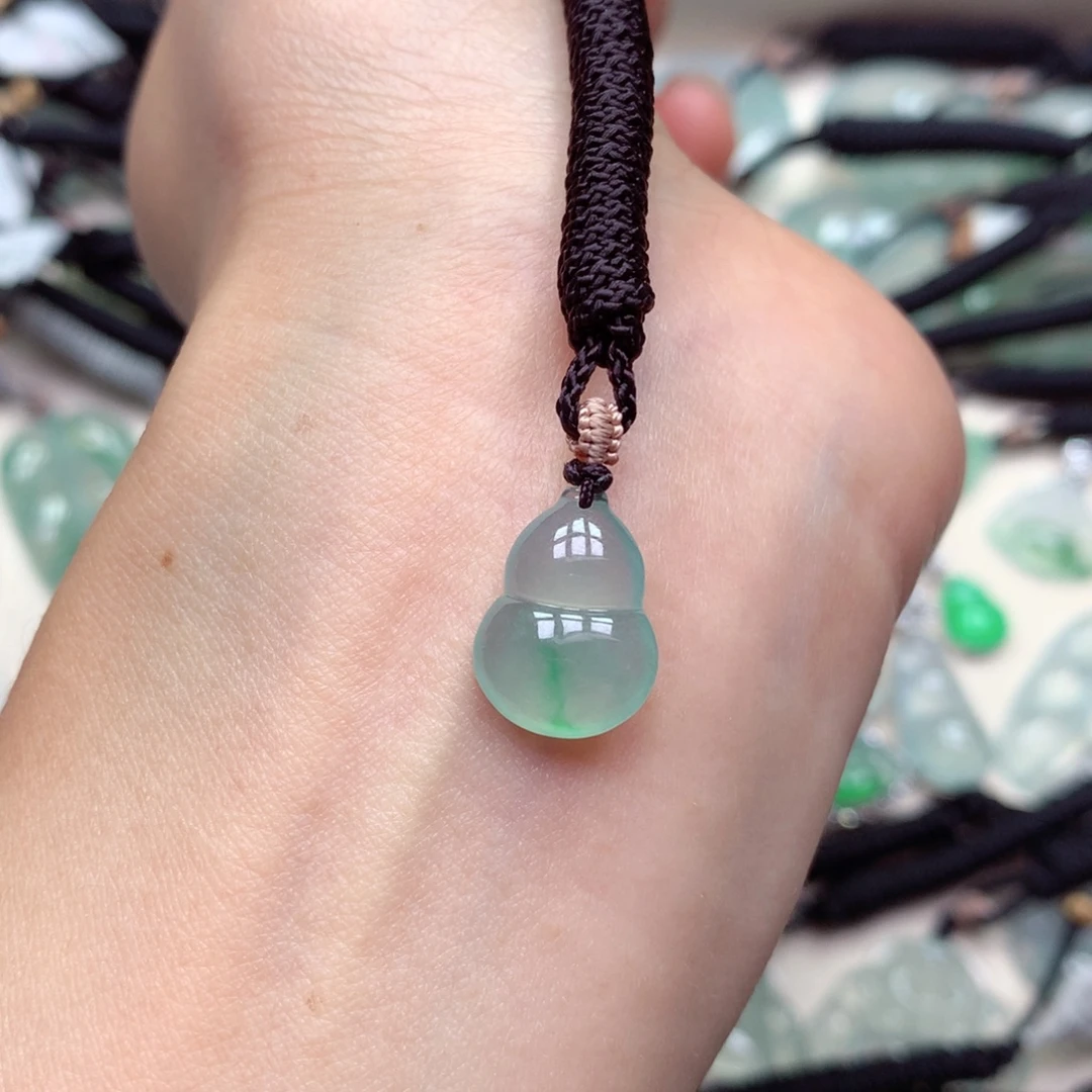 翡翠未镶嵌颈饰葫芦