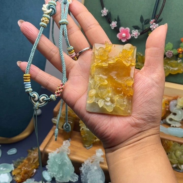 花***暖蛇纹石玉合金吊坠