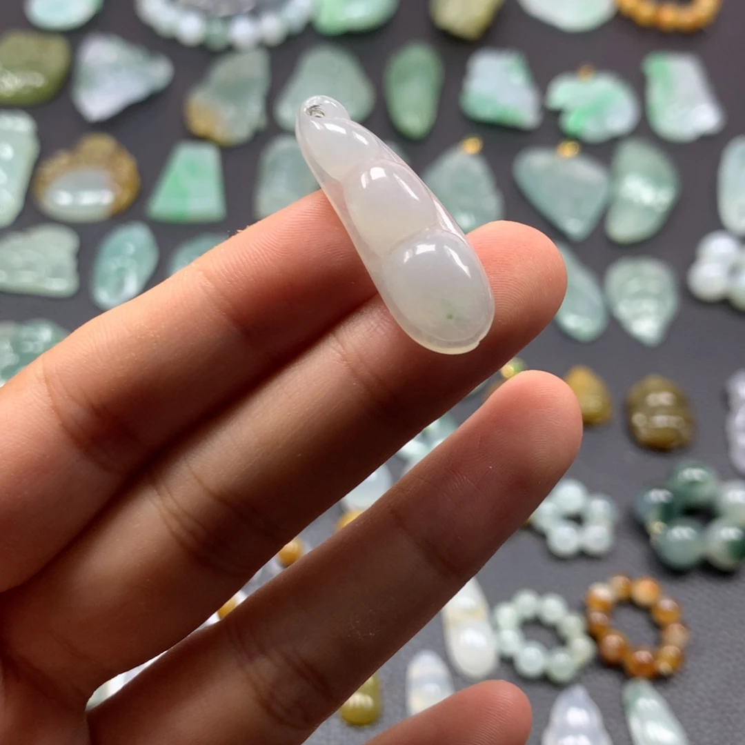 翡翠未镶嵌颈饰豆子