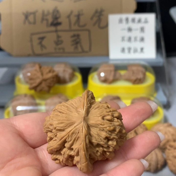 o***哥文玩核桃吊坠异形单只，有瑕疵