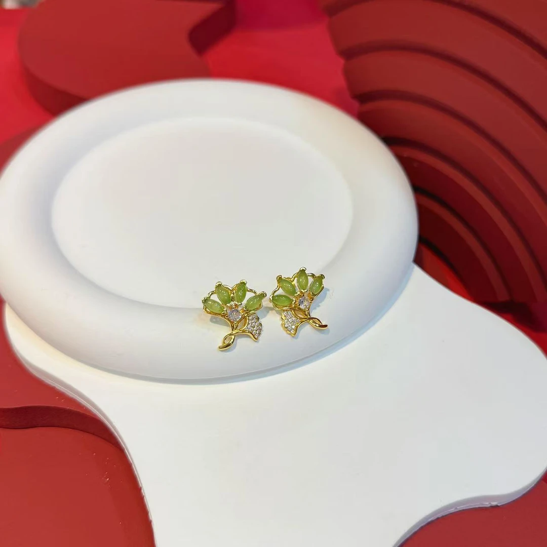 S925银镶嵌3*6mm碧玉马眼银杏叶耳针HNZ12541