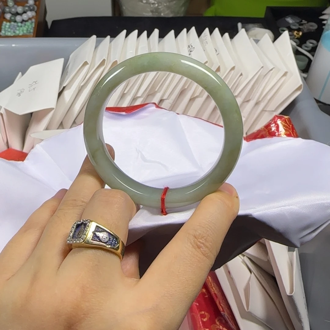 翡翠手镯未镶嵌如****。