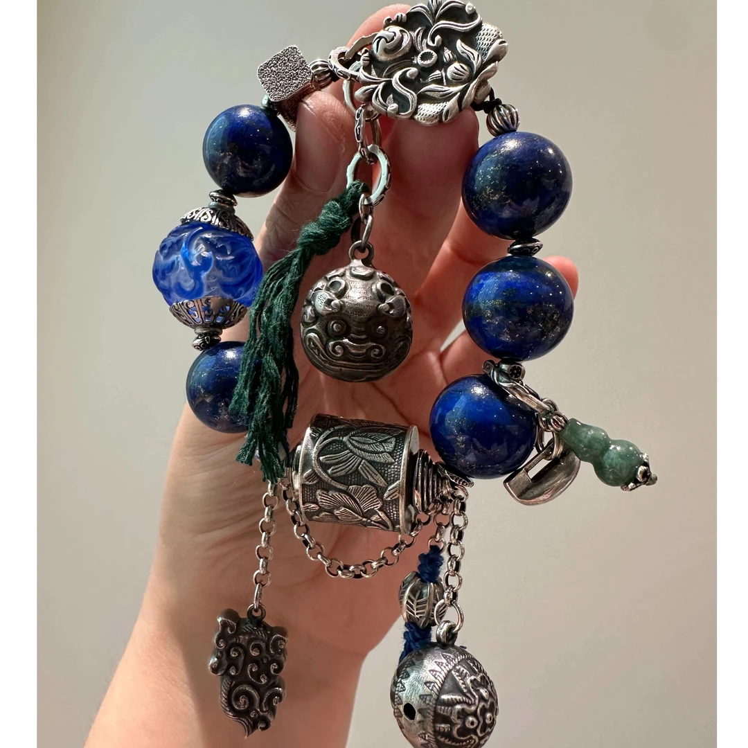 S10730<非晚s925银足银深蓝琉璃青金石翡翠青花瓷枕兽面铃铛手链