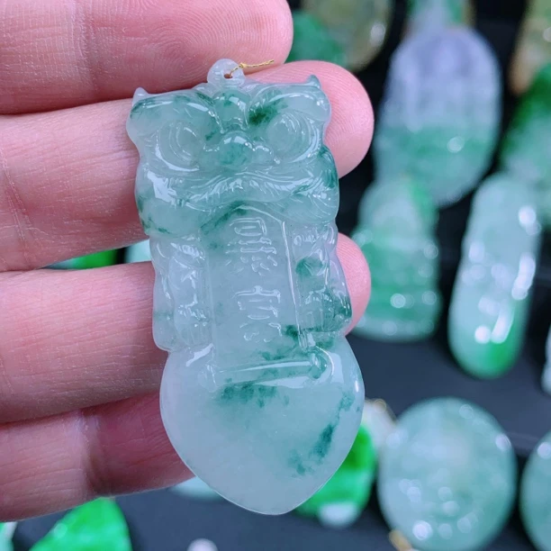 天然A货冰种飘蓝花翡翠醒狮 货号:A1200412 尺寸:53-24-6.2mm