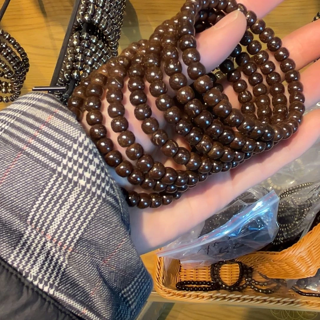 吊坠星月菩提原生态椰蒂7的不足尺有棕眼棕线坑特征，几条随机发