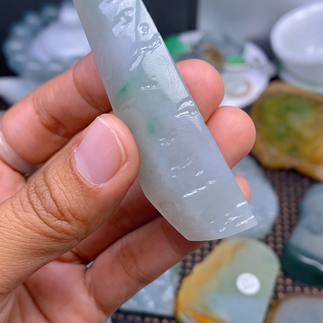 翡翠颈饰未镶嵌格**格翡翠