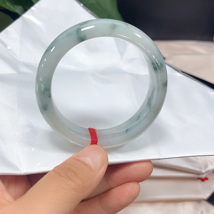 翡翠手镯未镶嵌翡翠手镯