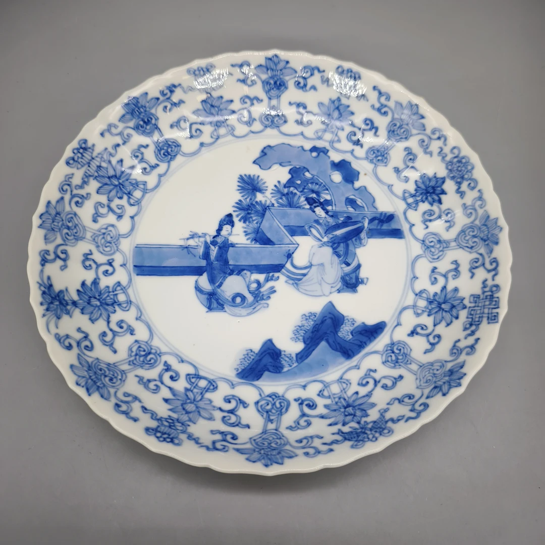 62506005*清康熙青花庭院仕女纹花口盘/瓷器六/江苏省文物总店/