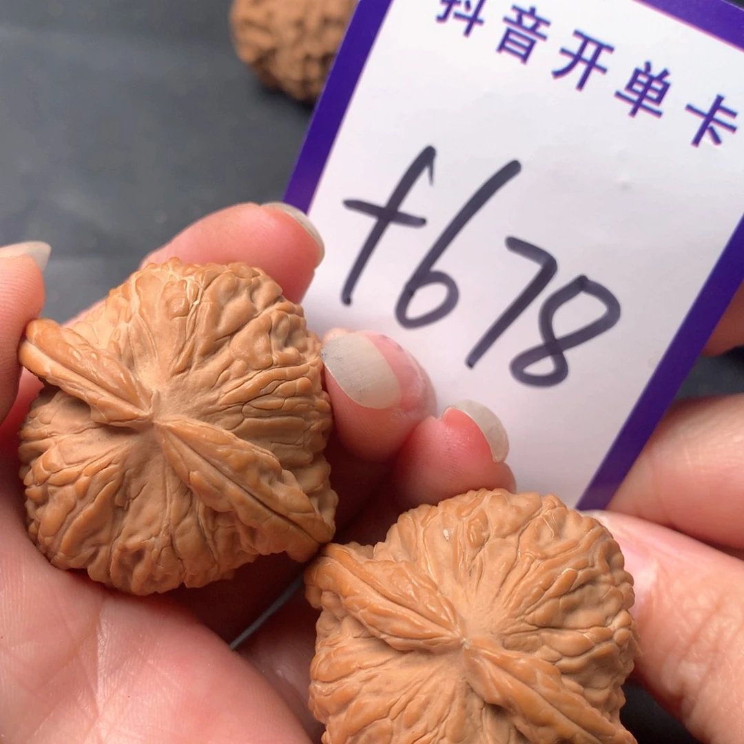 文玩核桃吊坠白狮子