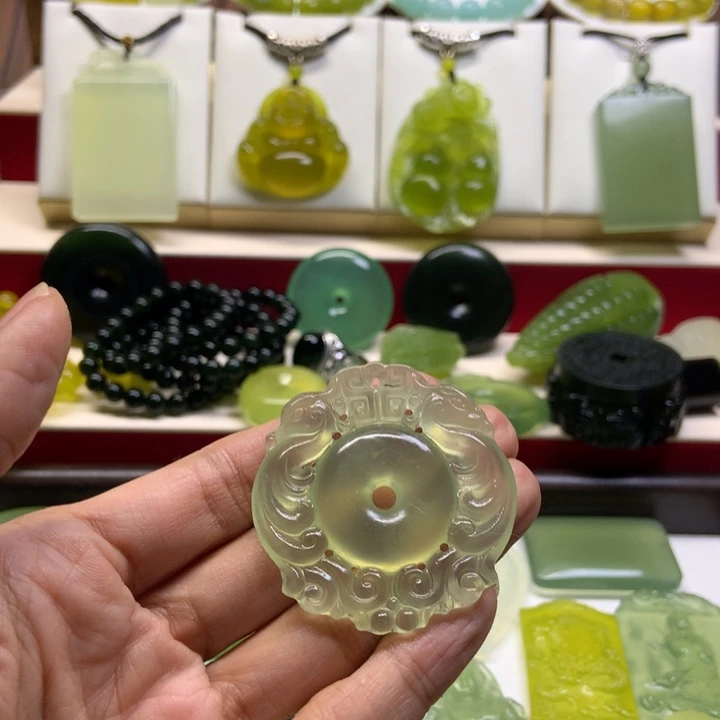 蛇纹石玉未镶嵌颈饰