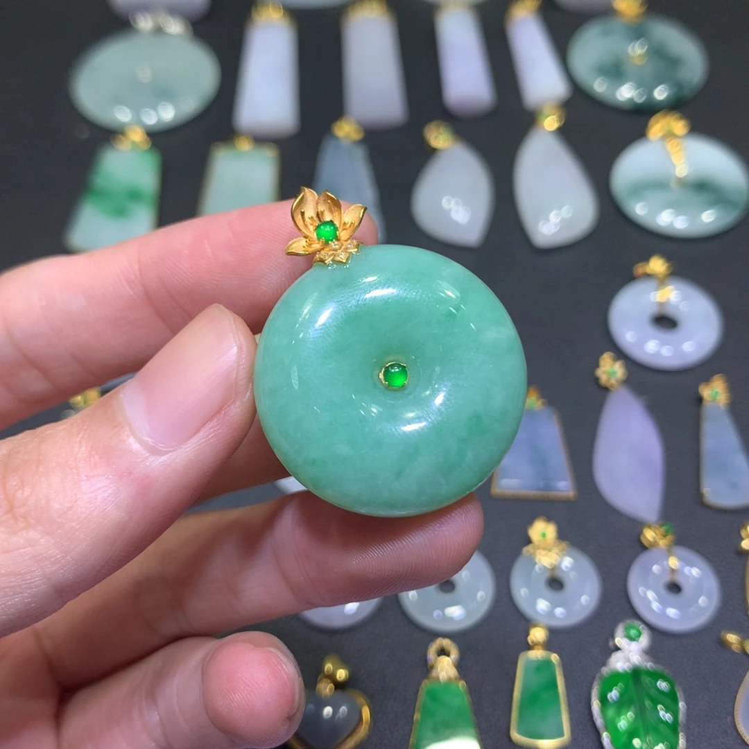 翡翠18K金镶嵌吊坠(不含链)毛*昕