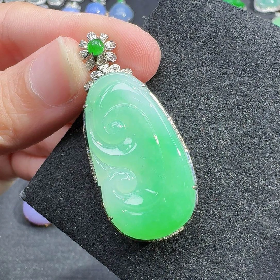 颈饰18K金镶嵌翡翠