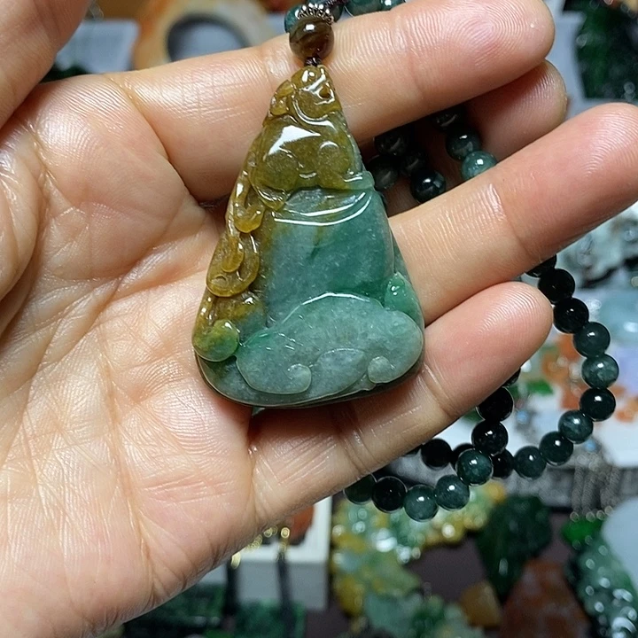 翡翠未镶嵌吊坠(赠链)