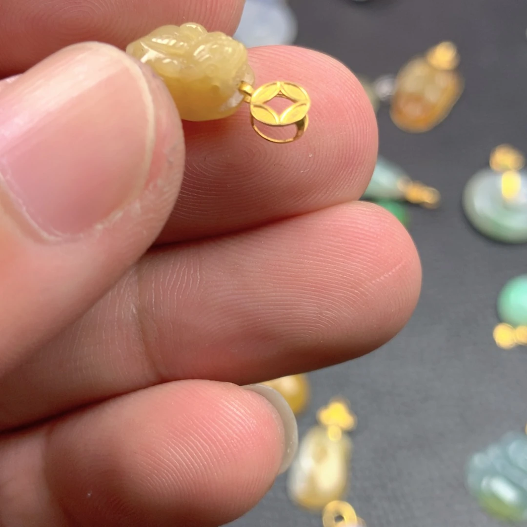 【闪购商品】颈饰18K金镶嵌翡翠翡翠。