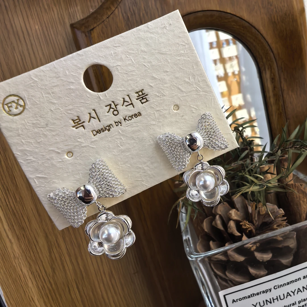 D361银色蝴蝶结花花耳钉耳饰