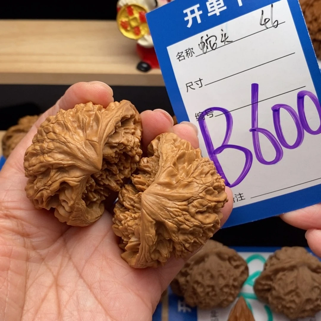 文玩核桃吊坠旸***羊蛇头核桃