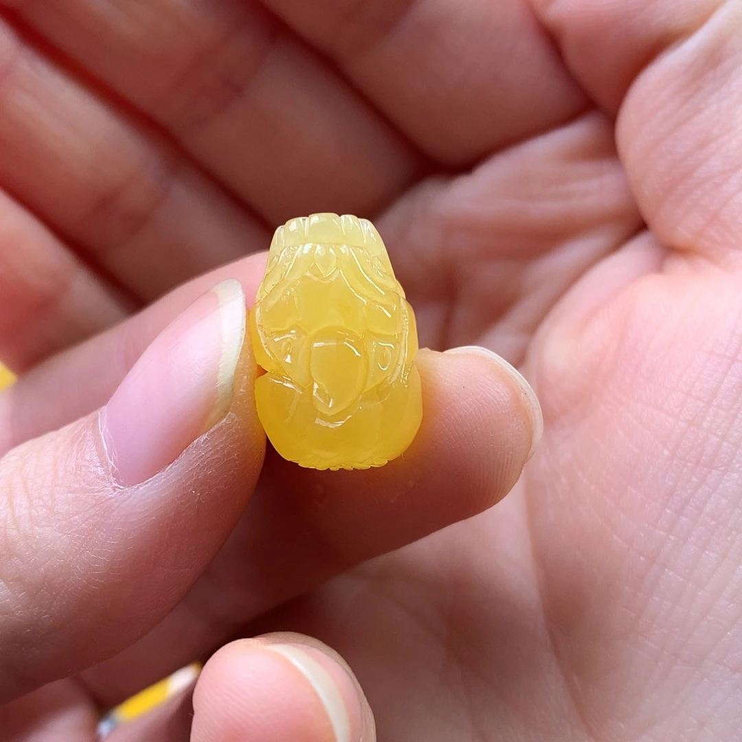 琥珀裸石未镶嵌貔貅