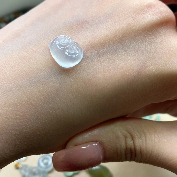 翡翠未镶嵌颈饰如意