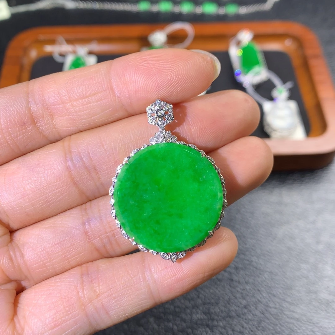 只***6颈饰18K金镶嵌翡翠翡翠