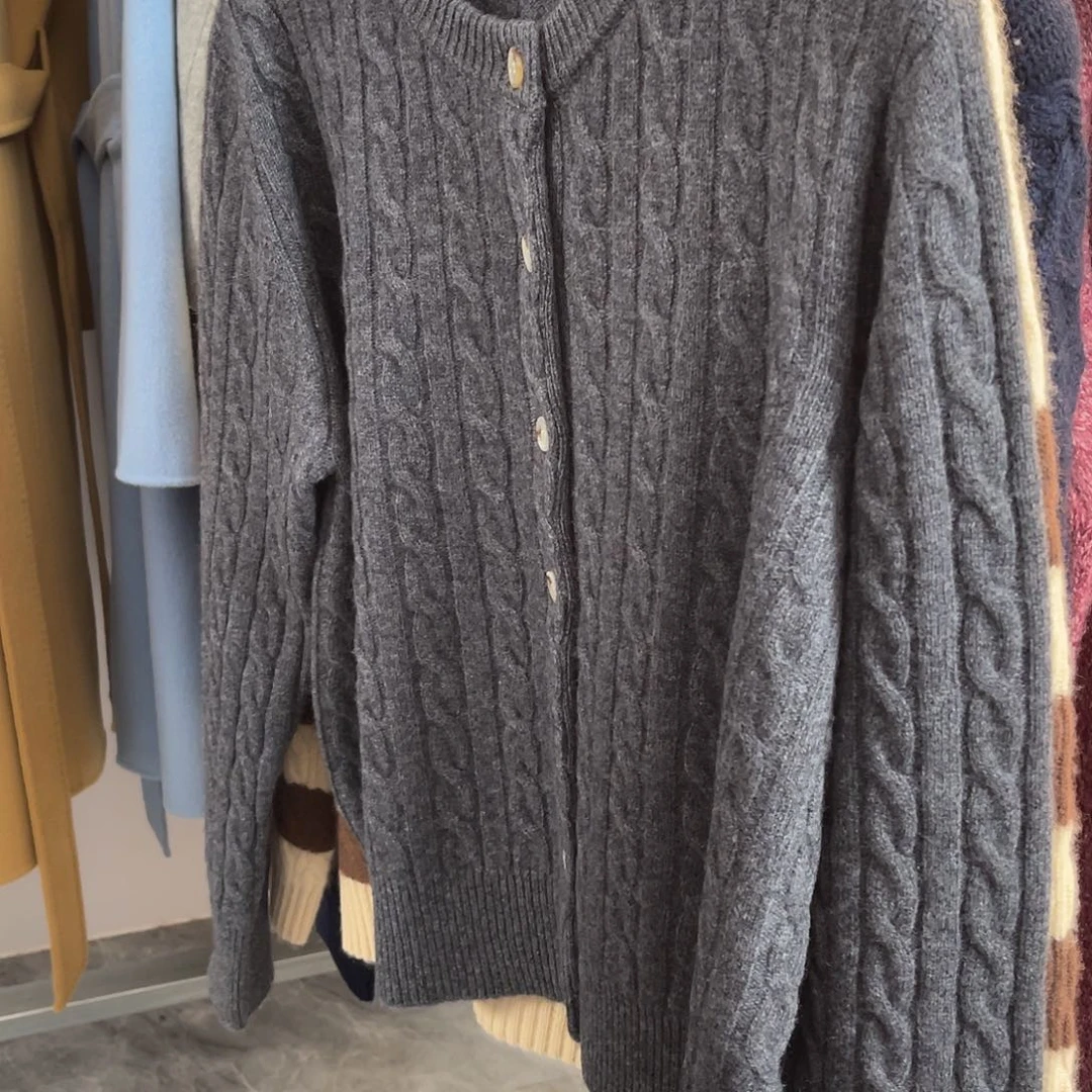 依***鸭圆领 麻花 羊绒 开衫 灰色