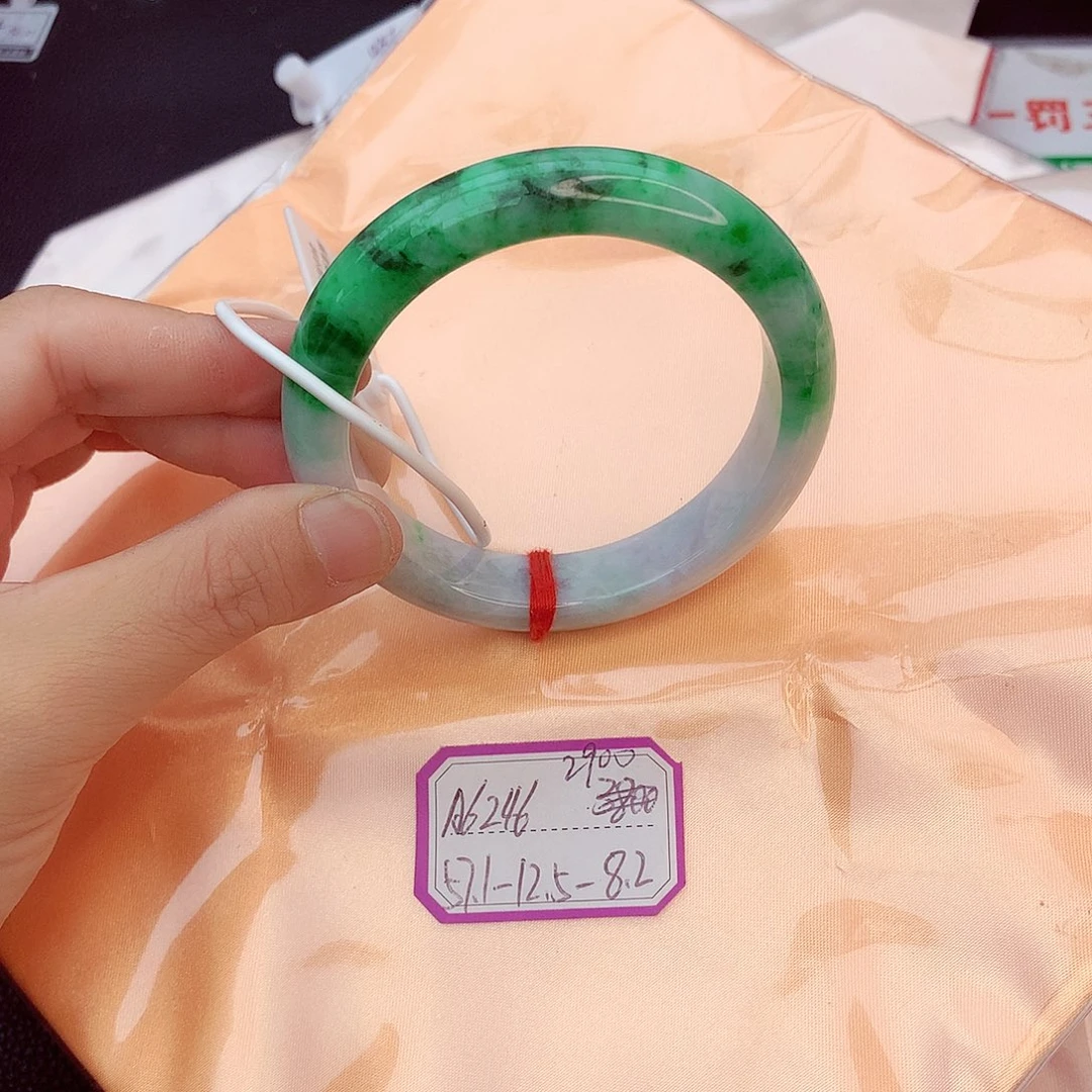 翡翠手镯未镶嵌翡翠
