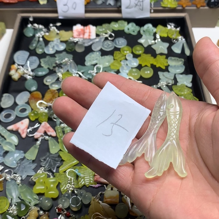 蛇纹石玉耳钉足银镀金镶嵌猫**令