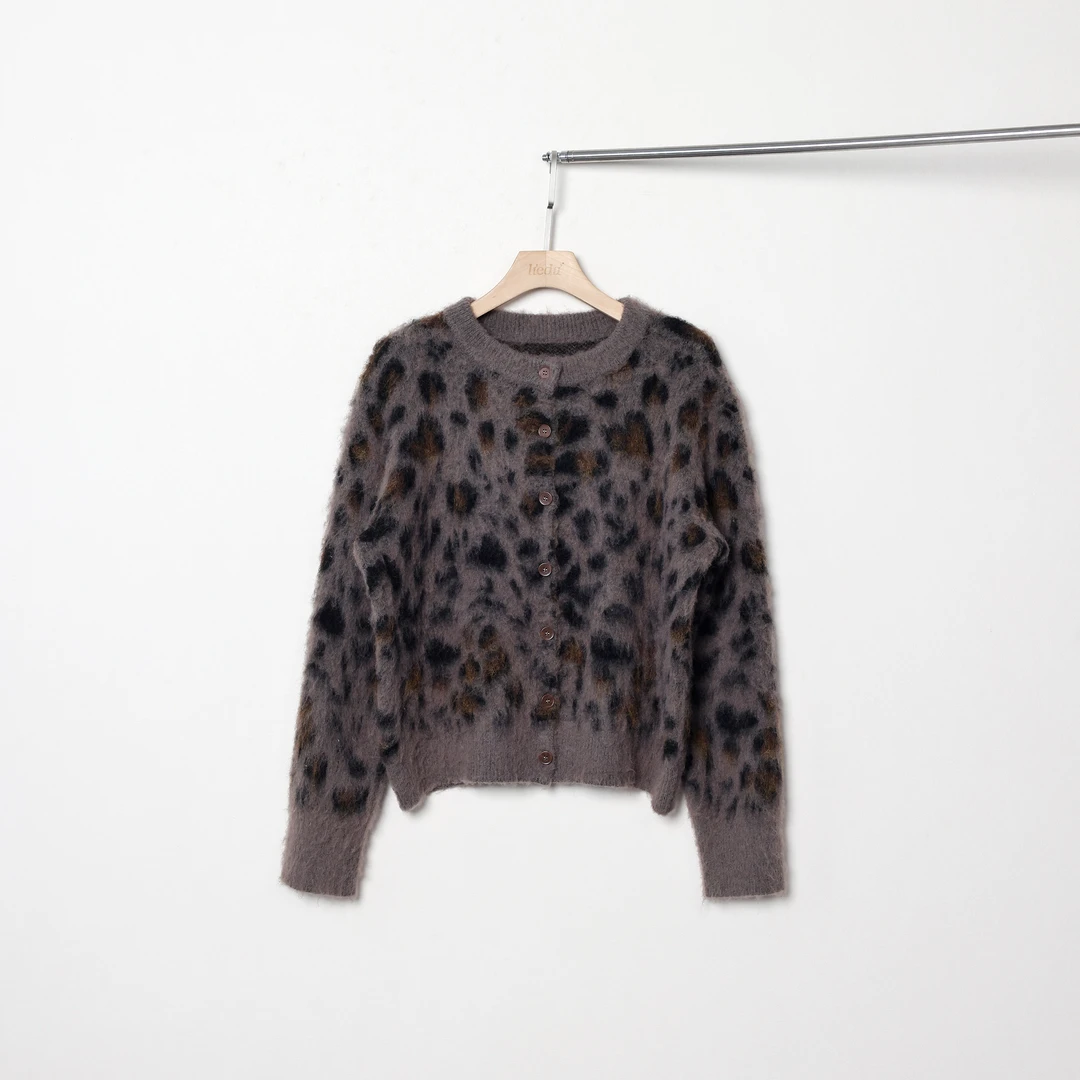 噜噜【小雪豹】微胖大码女冬气质时尚复古圆领豹纹毛衣ZY412E49