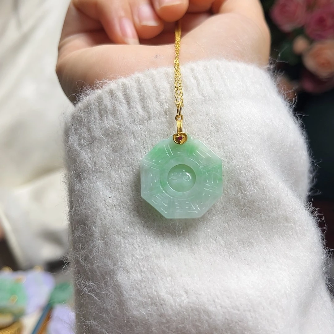 翡翠颈饰未镶嵌太极八卦