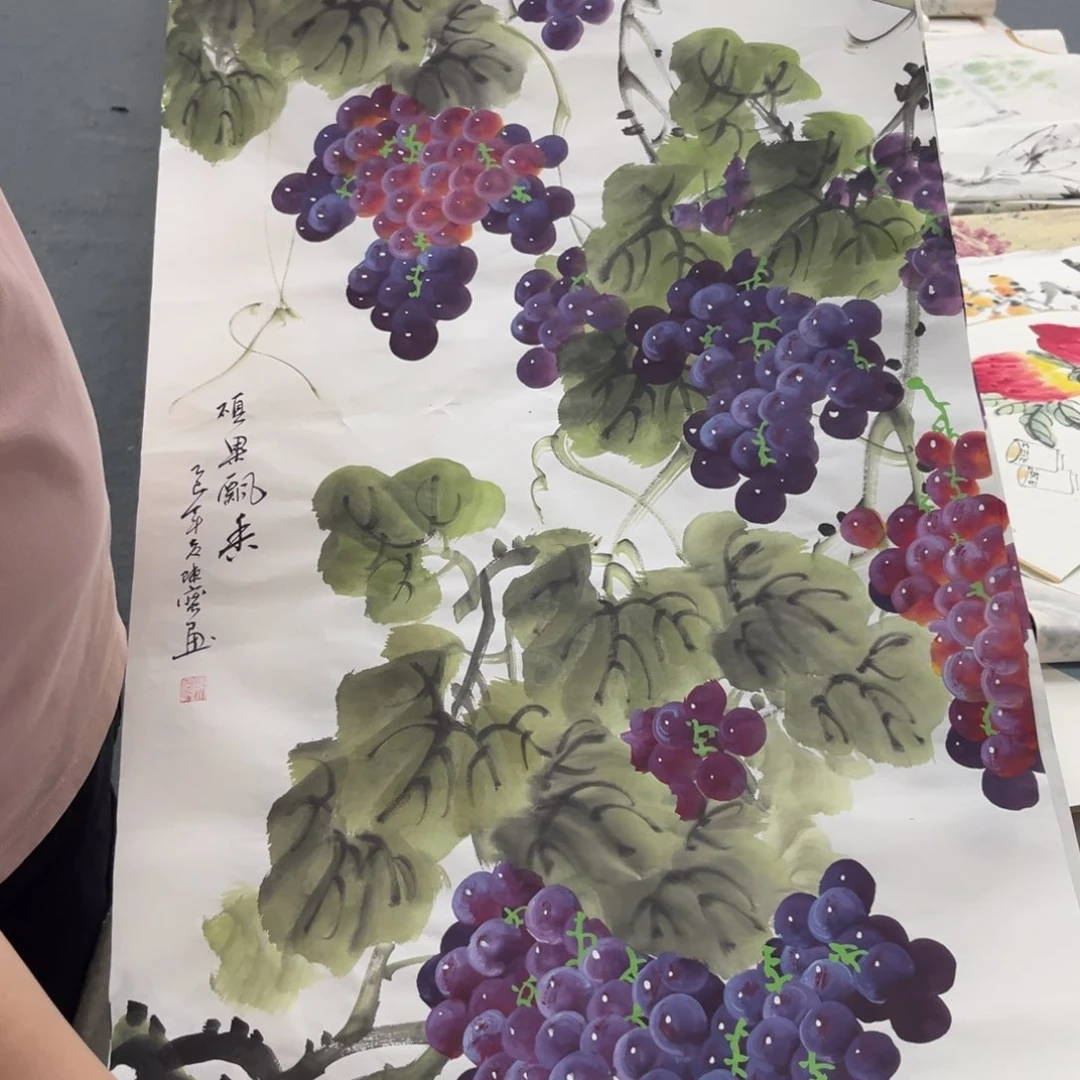 国画卖字画的小男孩