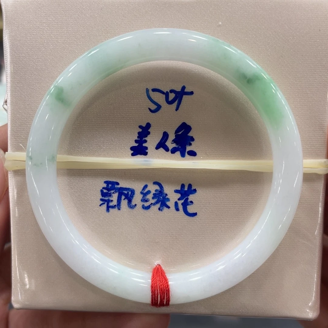 翡翠手镯未镶嵌翡翠手镯