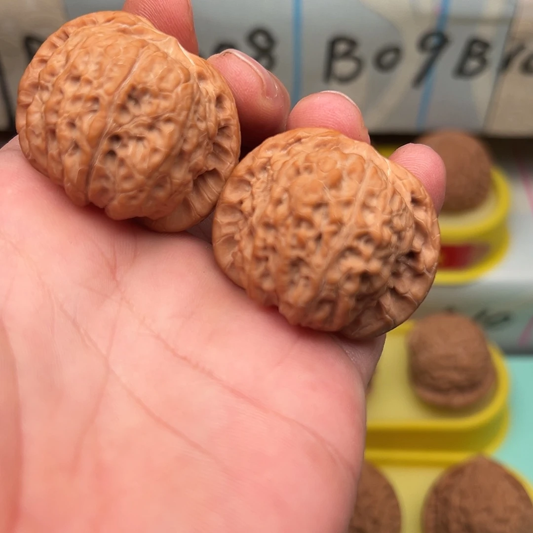 文玩核桃吊坠血麒麟40