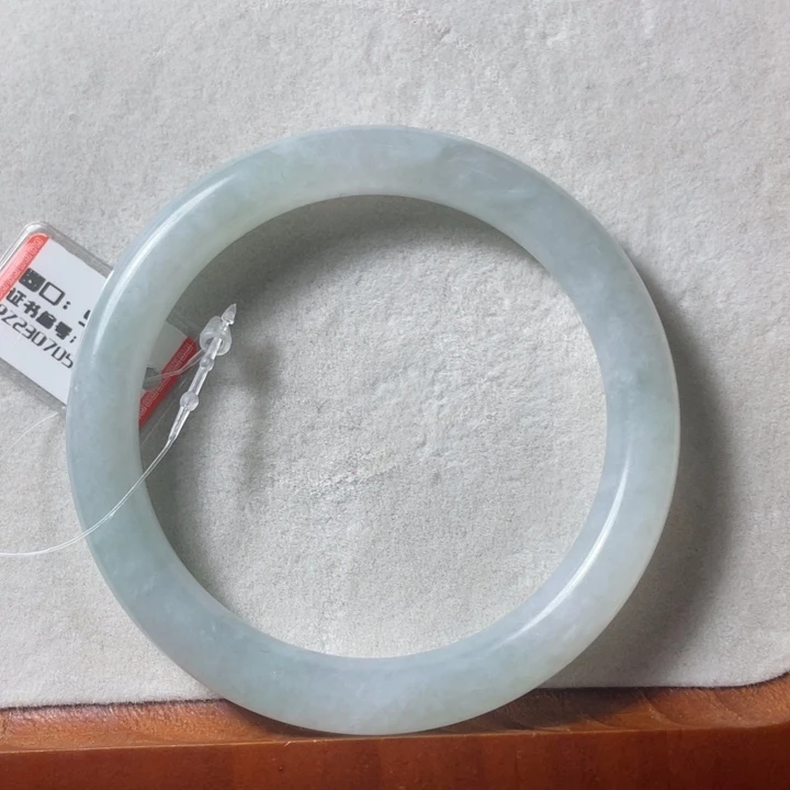 翡翠手镯未镶嵌翡翠手镯