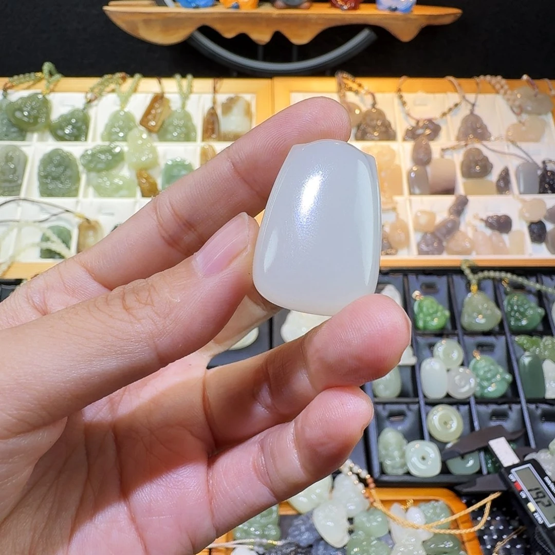 和田玉未镶嵌颈饰土**王