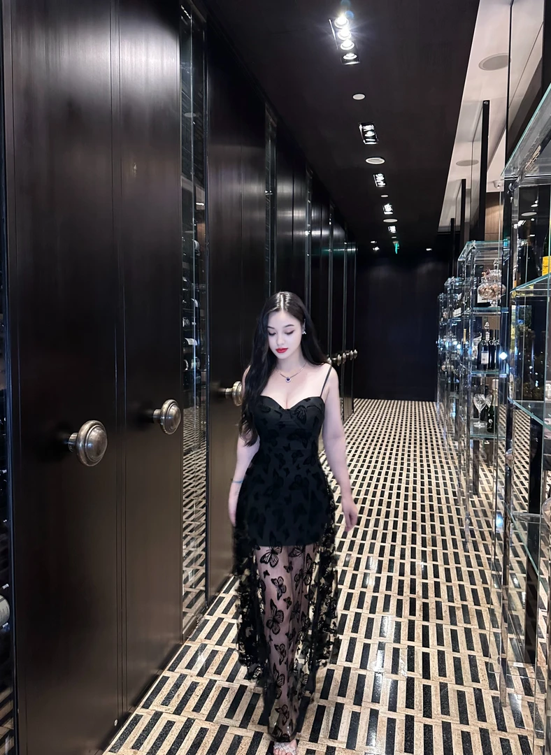 LILYAN【暗夜蔷薇】黑色吊带高级感纯欲连衣裙设计感收腰显瘦长裙