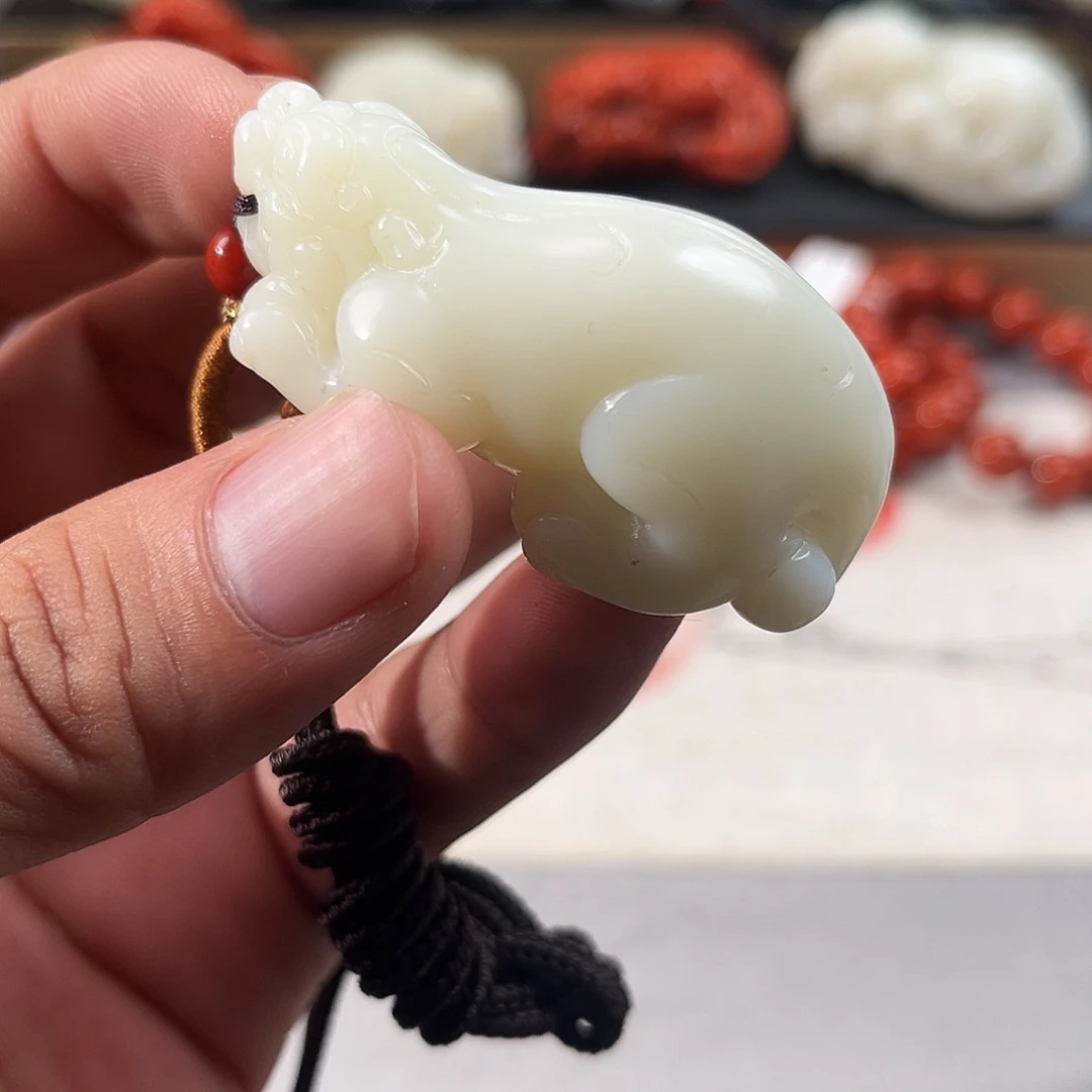 来***标和田玉未镶嵌颈饰
